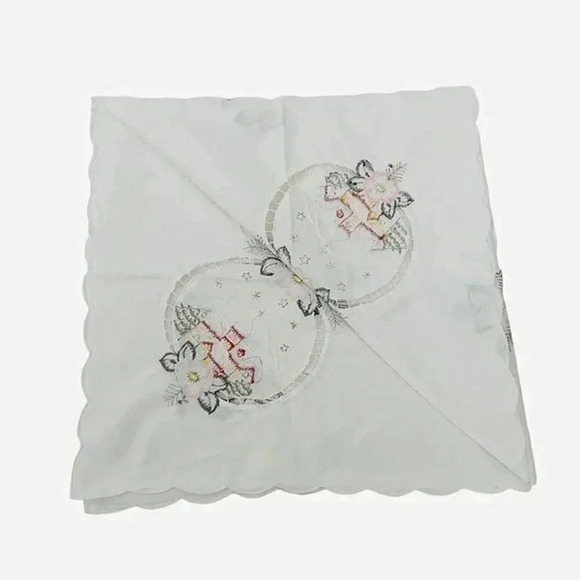 Vintage White Hand Embroidered Floral Scalloped Edge Tablecloth - Picture 3 of 3